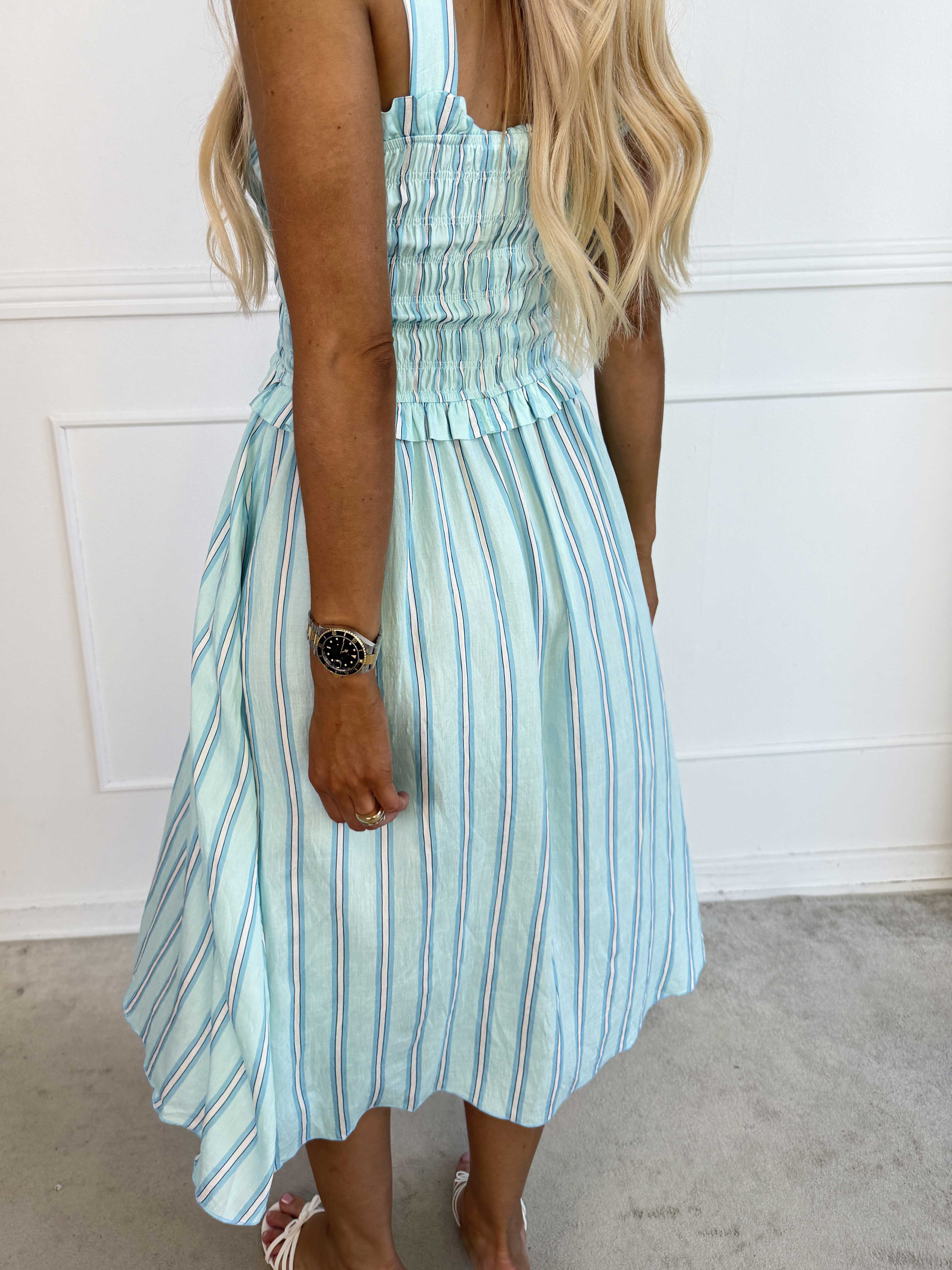 Marisol Stripe - Stribet plus size sommerkjole i viskose med smock henover brystet
